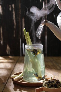 Yeşil çay limonlu cam bardakta