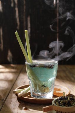 Limon ve tarçınlı sıcak yeşil çay