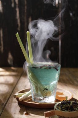 Bir bardak limonlu yeşil çay