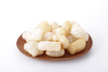 Beyaz arka planda izole edilmiş bir kasede beyaz hindistan cevizi şekeri