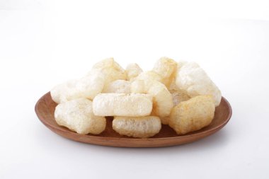 Beyaz arka planda beyaz bir tabakta hindistan cevizi kokteyli.