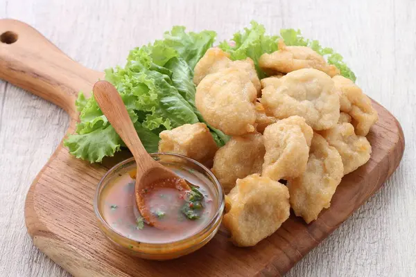 Tavuk nugget ve ketçaplı sos.