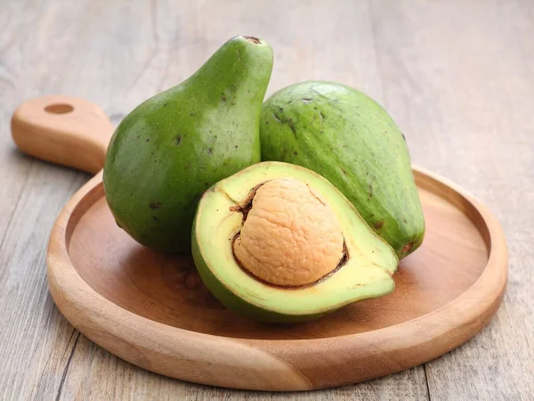 Ahşap tahta üzerinde taze avokado