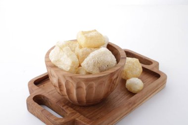 Beyaz arka planda izole edilmiş ahşap bir tabakta kızarmış tavuk nugget.