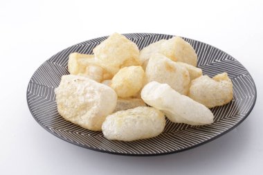 Beyaz arka planda lezzetli kraker tabağı