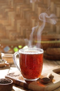 Tarçınlı ve anason soslu çay.