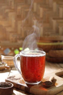 Bir kupa masada sıcak çay