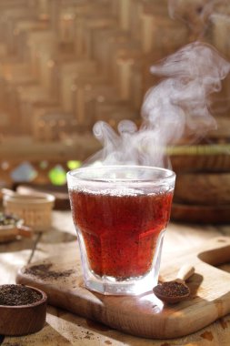 Baharatlı çay ve ahşap masada tarçın.