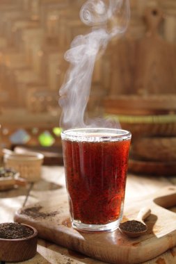 Çay fincanı ve sıcak içecek.