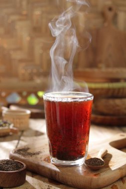 Bardaktaki çay ahşap bir masada..