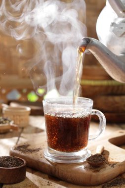 Siyah sıcak çay ve sıcak çay.