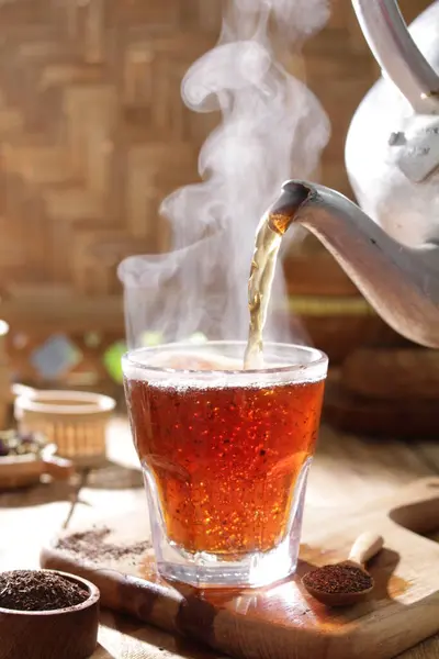 Masadaki fincanda çay