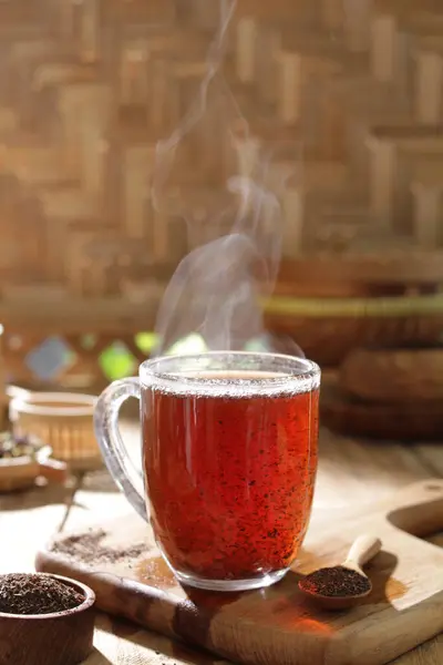 Bir kupa masada sıcak çay