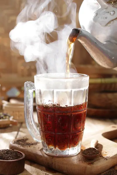 Heißer Tee Mit Eiswürfeln Und Gewürzen — Stockfoto