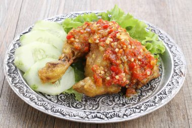 Baharatlı tavuk kanadı, geleneksel Tayland yemeği..