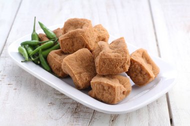 Beyaz tabakta Çin usulü kızarmış tofu, Asya mutfağı.