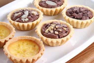 Çikolata parçaları ile çikolatalı kek