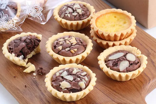Choklad Muffins Med Grädde Och Kanel Pinnar — Stockfoto