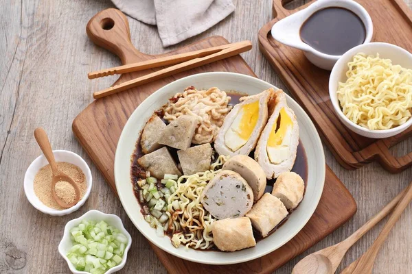 韩国菜面配豆腐和酱油 — 图库照片