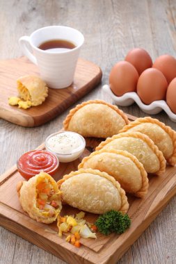 Yağda yumurta ve peynirli kahvaltı.