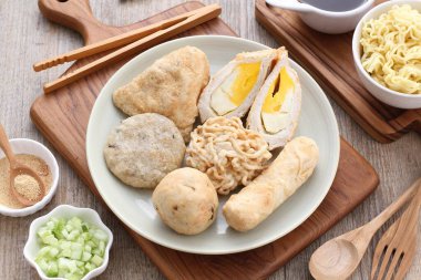 Çin pilavlı erişte tofu ve sebzeli..