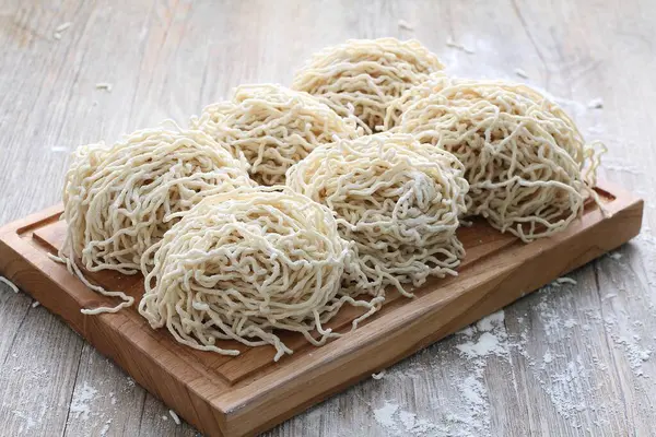 noodles with sesame seeds