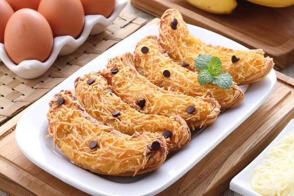Heerlijke Zelfgemaakte Croissants Een Houten Plank — Stockfoto