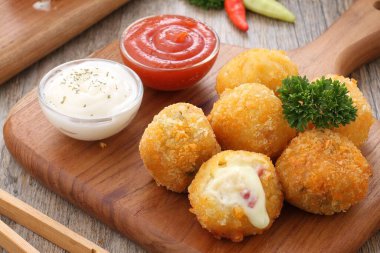 Peynirli ve soslu kızarmış tavuk