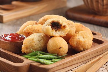 Peynirli kızarmış tavuk köftesi.