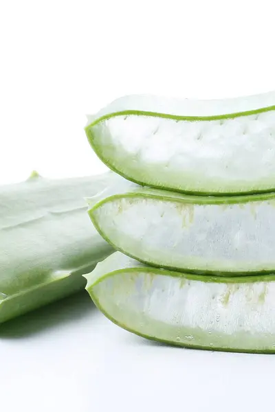 Beyaz Arkaplanda Dilimlenmiş Yeşil Soğan — Stok fotoğraf