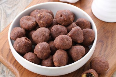 Fındıklı çikolatalı kurabiye ve tabakta kuru üzüm..