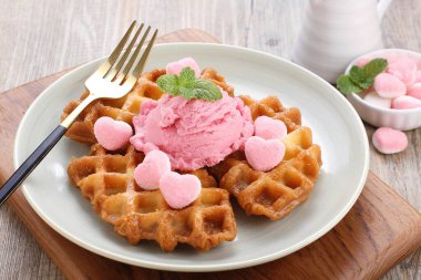Waffle ve çilekli dondurma.