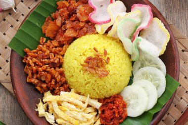 Endonezya geleneksel yemekleri, kızarmış pilav, kızarmış yumurtayla servis edilir.