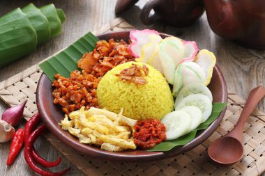 Tavuklu ve sahanda yumurtalı Endonezya pirinci.