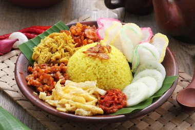 Endonezya yemeği pilavı kızarmış tavuk, tavuk, sebze, Endonezya yemeği.