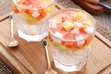 Mangolu mango tatlısı.