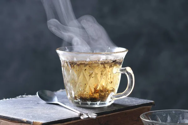 Heiße Tasse Tee Mit Eiswürfeln — Stockfoto