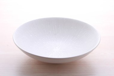 Ahşap arka planda beyaz kase