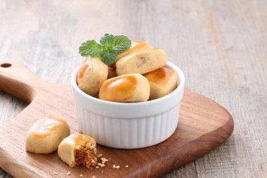 Tahtada peynirli ekmek ruloları