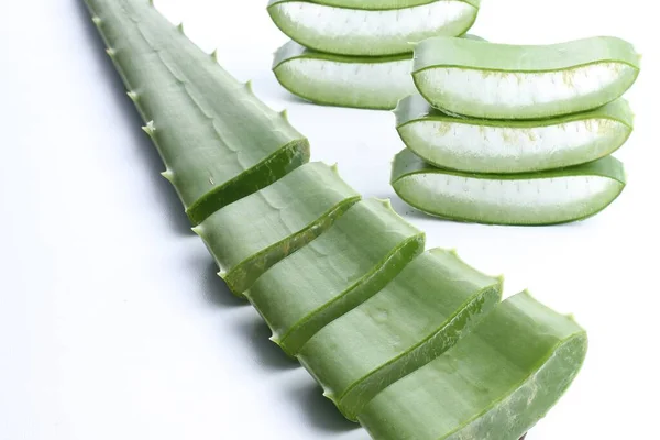 Aloe vera dilimleri beyaz arkaplanda izole edilmiş