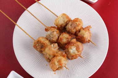 Sebze ve soslu kızarmış tavuk.