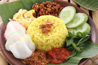 Körili tavuk ve sebzeli pilav.