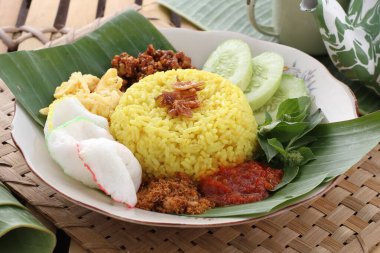 Endonezya yemeği, pilav ve kızarmış pirinç.