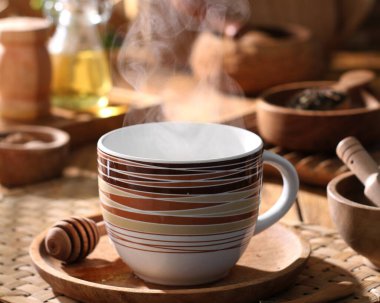 kahve ve çay ahşap masada.