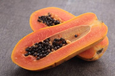 Bir bardak buzlu sıcak çay.