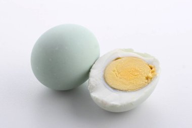 Kaynamış yumurta, beyaz arkaplan.