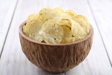 Masada patates cipsi ve patates cipsi var.