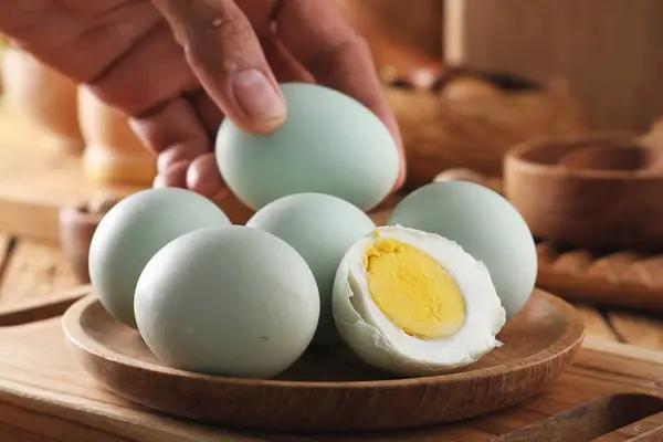 有木制背景的煮熟鸡蛋 — 图库照片