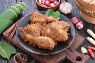 Kızarmış tavuk ve sokak yemeği.