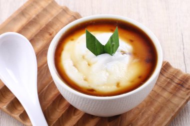 Lezzetli hindistan cevizi kremalı ve taze naneli.